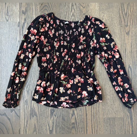 Assorted Women’s Blouses - Picture 6 of 7